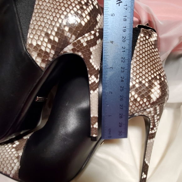 Gucci ankle boots. 391/2 Used in excellent condition. - Picture 16 of 16